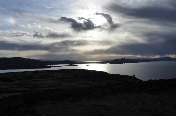 Fim de tarde no lago Titicaca, observados do Santuário Pachamama, no alto da ilha de Amantani, no Peru